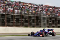 Watch: Gasly drag races Hamilton to the checkered flag for P2!