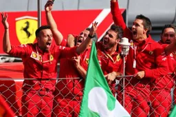 Kippenvel: Het Italiaanse volkslied klinkt na de zege van Charles Leclerc