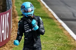 ¡Mercedes en la pole en Silverstone! Verstappen P4: RB20 con daños