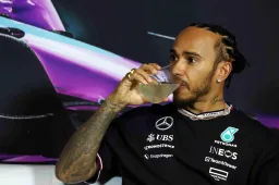 Hamilton looft Ferrari-coureur: 'Heb veel respect voor hem'