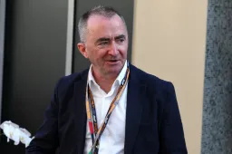 Former Mercedes chief is critical of goings-on at old team