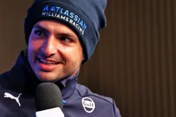 Sainz è cauto sulle possibilità di Hamilton alla Ferrari: "Ci sono altre cose in gioco".