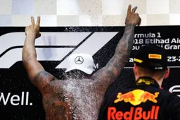 Hamilton verklaart zijn shirtloze verschijning op podium