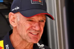 Newey racet door de straten van Monaco samen met McLaren-CEO Brown