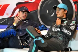 Wil Verstappen toch naar Mercedes? ‘Dan is de job van Russell in gevaar’