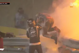 Beelden reddingsactie: Grosjean klimt uit de vlammenzee