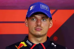 Verstappen zéér ongeduldig in pitstraat: FIA geeft hem een waarschuwing