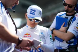 Lollipopman neemt 'vervloekte' Red Bull op de hak: 'Laat Yuki niet ontsnappen!'