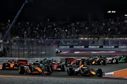 Verstappen pakt verloren leiding terug in GP Qatar, meteen safety car