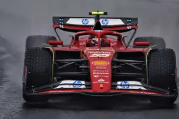 Crashende Sainz zorgt voor nog een safety car in krankzinnige race