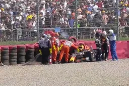 Verstappen crasht enorm hard na touché met Hamilton op Silverstone!