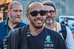 Hamilton grapt na vraag over concurrentie met Red Bull: "Jij bent zeker nieuw hier”