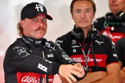 Ammirate! Bottas sfoggia una tenuta da spiaggia!