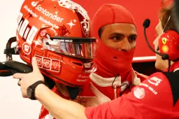 Ferrari debe reportarse ante los comisarios tras el accidente de Sainz