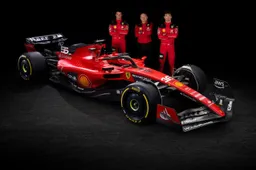 Ferrari presenta los nuevos monos y cascos de F1 para Leclerc y Sainz