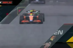 Video | Verstappen verliest véél tijd door deze actie van Norris