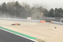 CRASH! Alonso zet zijn splinternieuwe McLaren binnen een uur in de grindbak