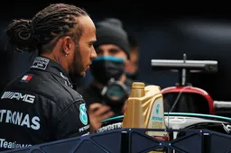 Opvallende beslissing Mercedes: 'Dát maakt Hamilton kwetsbaarder'