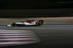 Alfa Romeo rijdt tijdens filmdag met camouflage livery