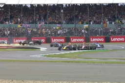 Video | Zhou vliegt ondersteboven van de baan in Silverstone