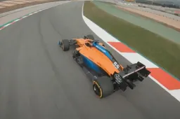 Drone volgt de McLaren van Carlos Sainz over het Circuit de Catalunya