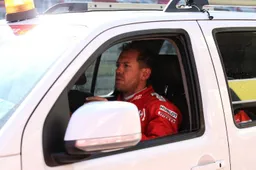 Beeld: Vettel crasht zijn SF90 in de bandenstapel
