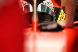 Vettel tast in het duister na "vreemde" vrijdag