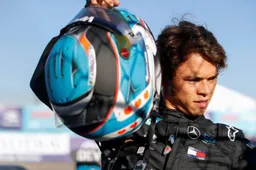 Gridstraf voor De Vries na wegduwen van zijn wagen, Frijns net naast het podium