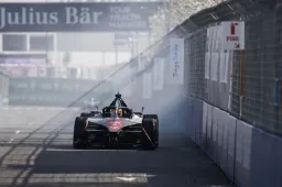 Gifbeker Mahindra Racing moet leeg, uitvaller en diskwalificatie