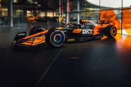 Fotos des McLaren MCL38 von Norris und Piastri aus allen Blickwinkeln