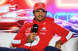 Hobbel op de baan: Sainz moet Ferrari aan de kant zetten