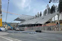 Spa-Francorchamps toont gigantische tribune bovenaan Eau Rouge
