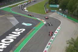 Sebastian Vettel en Lewis Hamilton botsen op Monza!