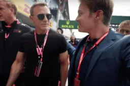 KIJKEN: Nico Rosberg babbelt met James Bond op Silverstone