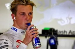 Liam Lawson fue "regañado" por su padre tras un acalorado momento con Pérez