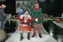 Verstappen e Ricciardo se vestem de Papai Noel e duende de Natal