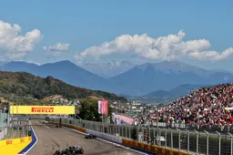 Beelden van hevige regenval in Sochi: delen van paddock onder water
