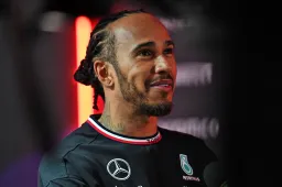 Plooij twijfelt aan Ferrari-stap Hamilton: 'Wie gaat er tegen hem lullen?'