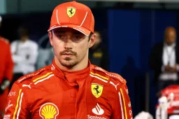 Bizar: Leclerc bijna onder de voet gelopen door Ferrari-fans bij GP Bahrein