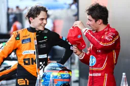 Coureurs herbekijken samen geschokt de Sainz/Perez-crash in Baku