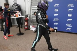 Hamilton opeens niet meer zo lovend over zijn team: 'Bespreek dat eerst intern'