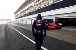 Video: Max Verstappen komt uit de pitbox met zijn RB15