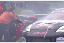 KIJKEN Auto Tim Coronel in de fik op Assen, coureur ontpopt zich tot brandweerman