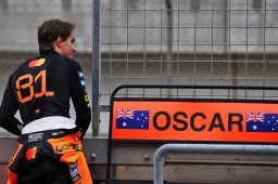 McLaren renew 'hungry' Piastri: "Many successes lie ahead"