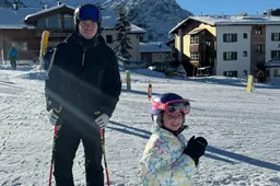 A filha de Verstappen e Kelly Piquet, Penelope, brilha nos esquis na neve