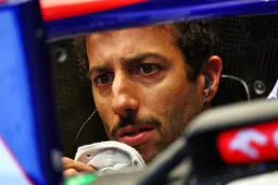 Más notícias para Ricciardo: "Tenho que trocar o motor"