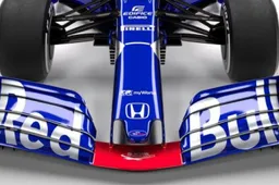 Kijken: Spierklomp, Cesaro, wurmt zich in F1-wagen na GP Spanje