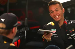 Albon en Verstappen in mega hal: ''Zie hoe gaaf deze hal is''