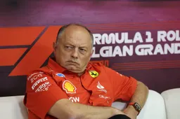 Vasseur défend Verstappen contre les critiques d'Hamilton : "Le sport est différent".