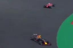 Vettel in een spin na contact met Verstappen op Suzuka